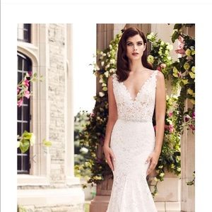 Never worn Paloma Blanca style 4746 wedding dress